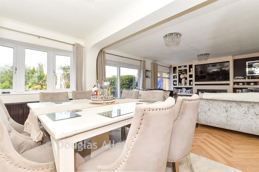 Property photo 3 of 21 Dining Area