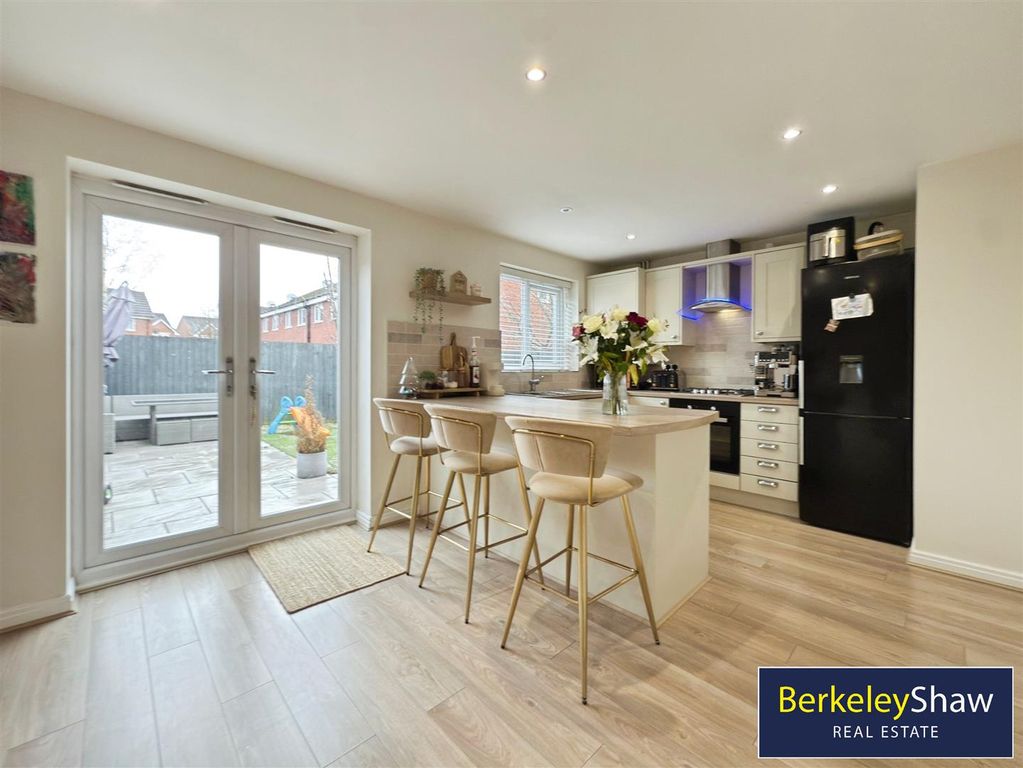 Property photo 2 of 18 Kitchen/Dining Room