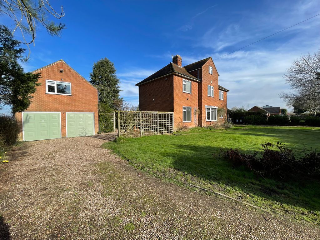Property photo 2 of 27