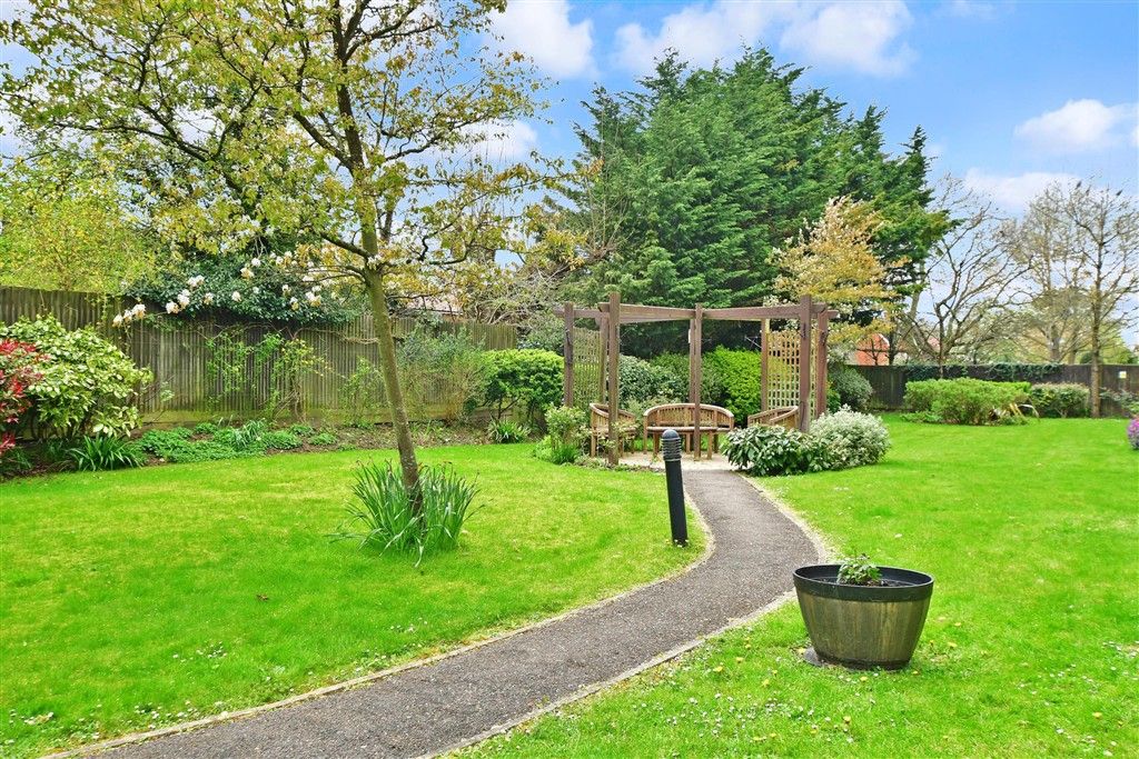 Property photo 1 of 8 Communal Gardens