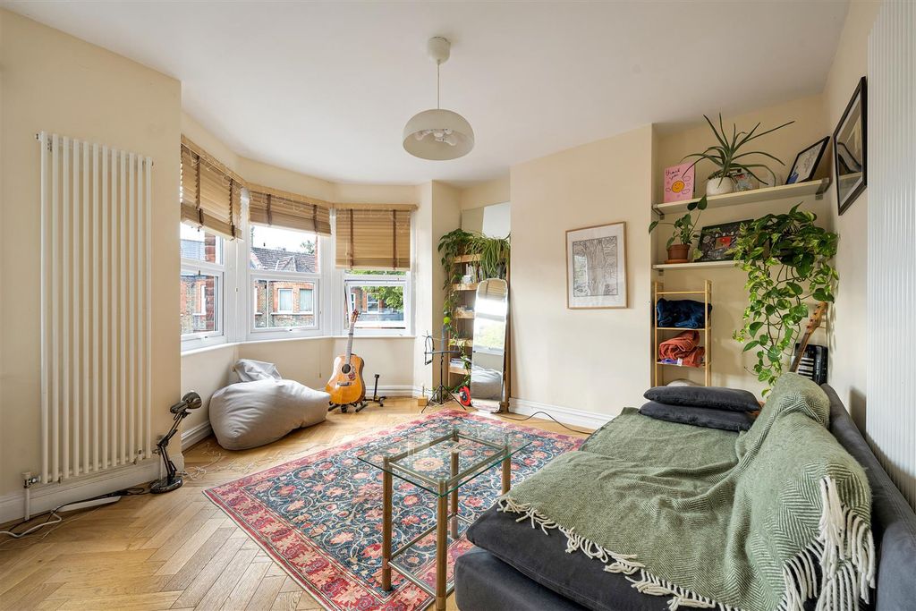 Property photo 2 of 24 Edward Road E17
