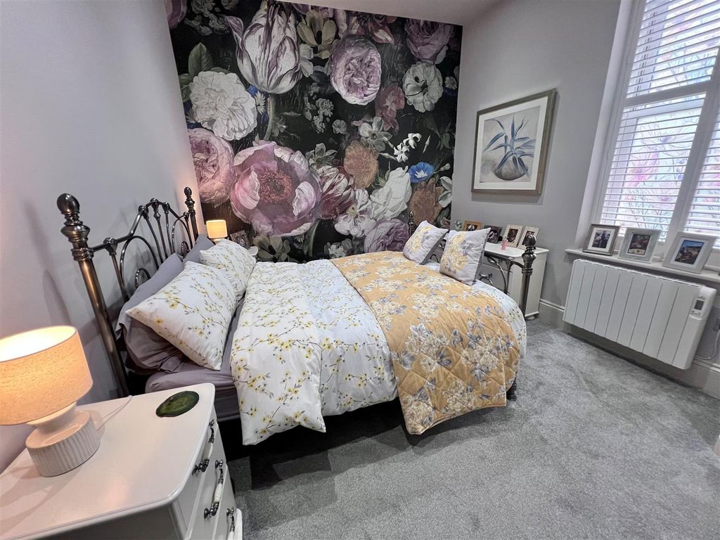 Property photo 3 of 12 Bed3.Jpg