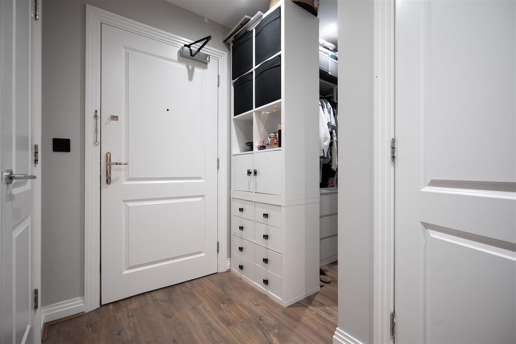 Property photo 2 of 20 Entrance Hallway