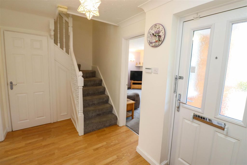 Property photo 3 of 22 Entrance Hall