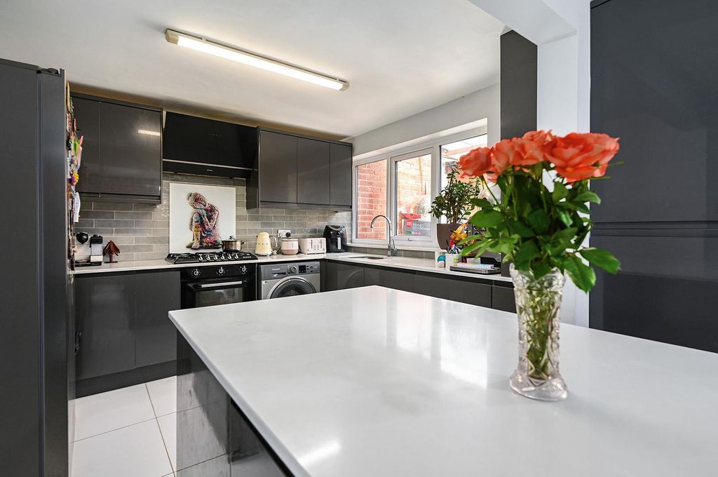 Property photo 3 of 15 Kennet Close