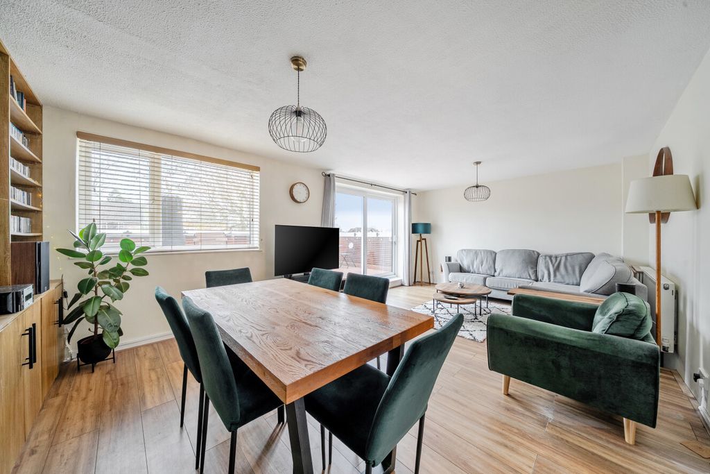 Property photo 1 of 11 1422524-10-69B28d...