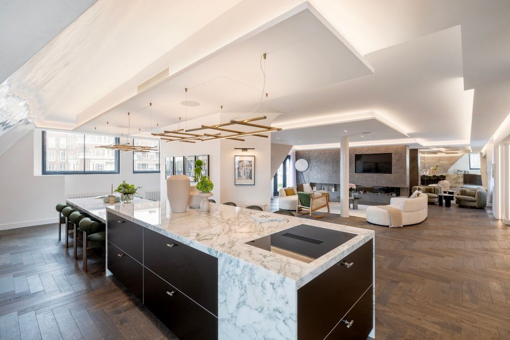 Property photo 3 of 23 Kitchen & Reception