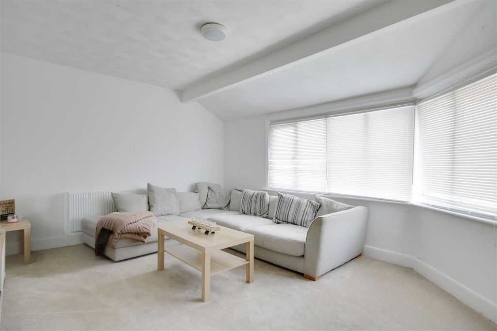 Property photo 3 of 5 Lounge