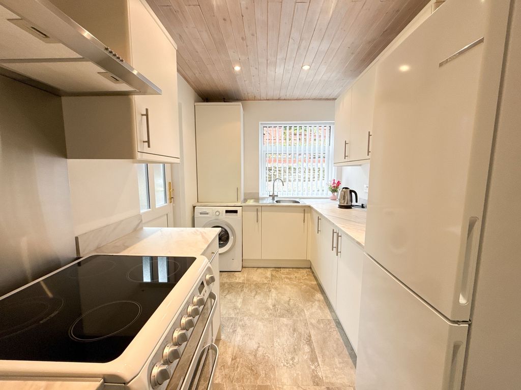 Property photo 3 of 10 Kitchen