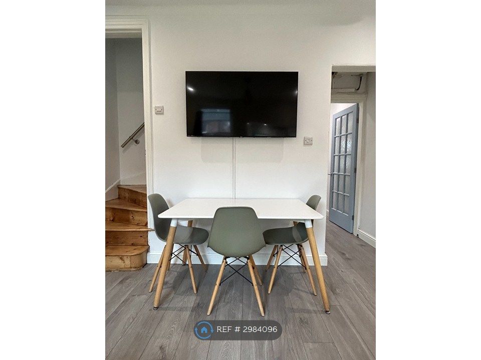 Property photo 2 of 16 Diner-Living Room