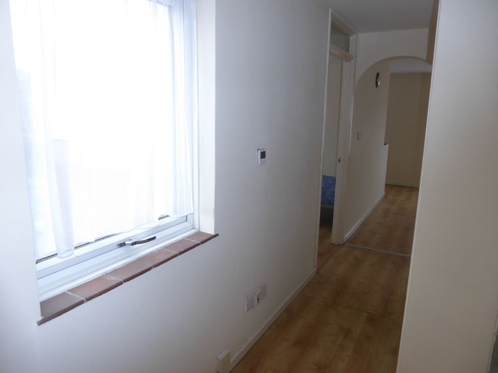 Property photo 2 of 7 Hallway