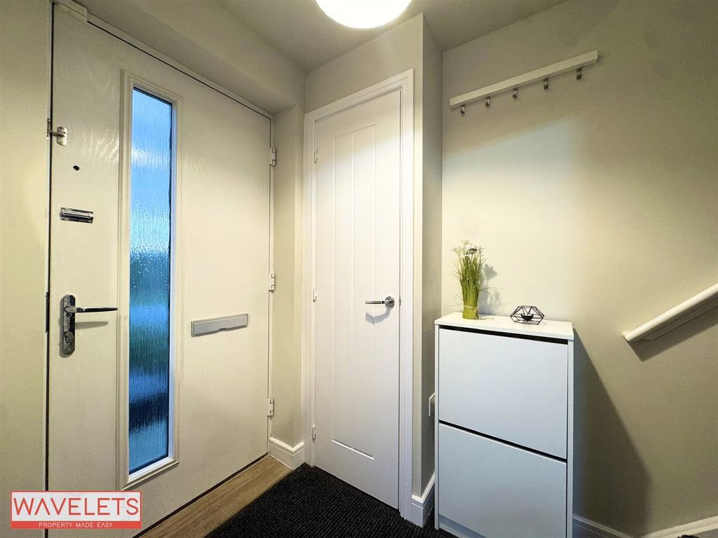 Property photo 3 of 23 Entrance Hall