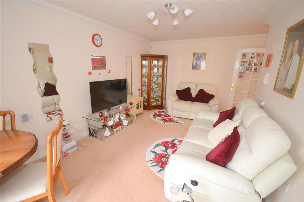 Property photo 3 of 11 Lounge