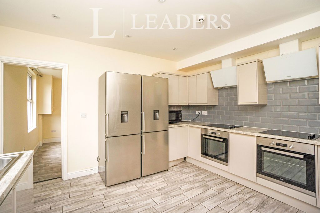 Property photo 3 of 6 Kitchen