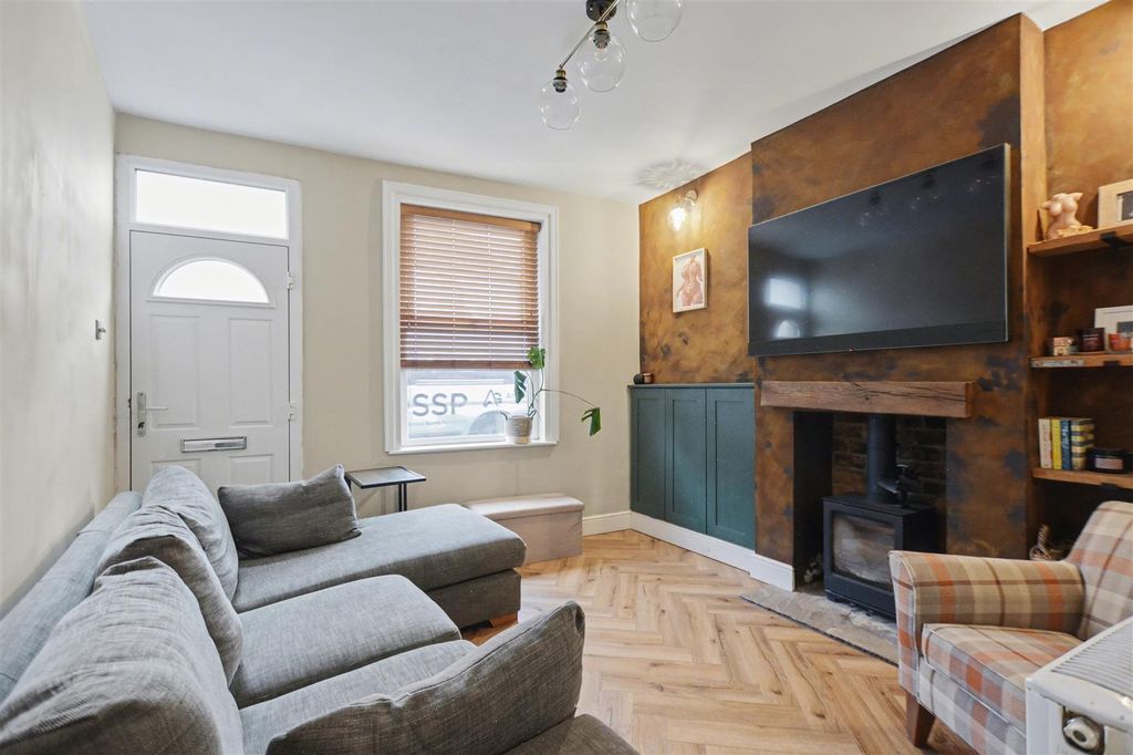 Property photo 2 of 17 Lounge