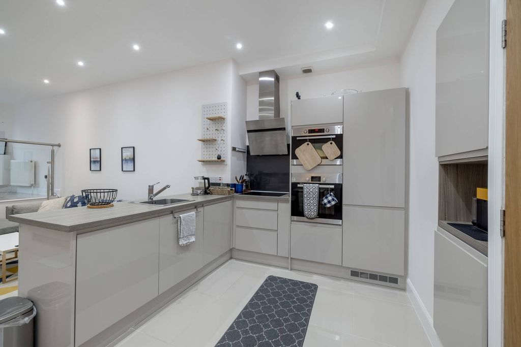 Property photo 2 of 21 Property Image 2