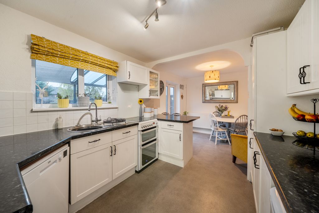 Property photo 3 of 21 Kitchen / Breakfast Room