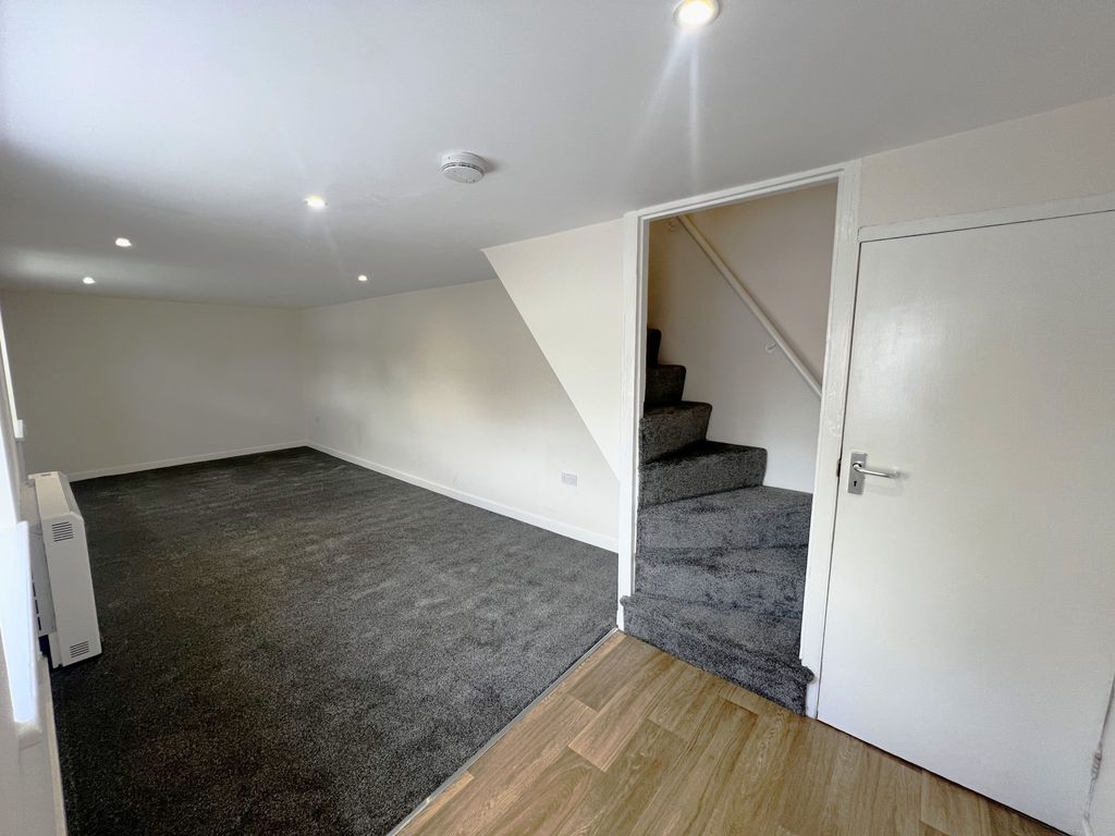 Property photo 2 of 8 Bedroom