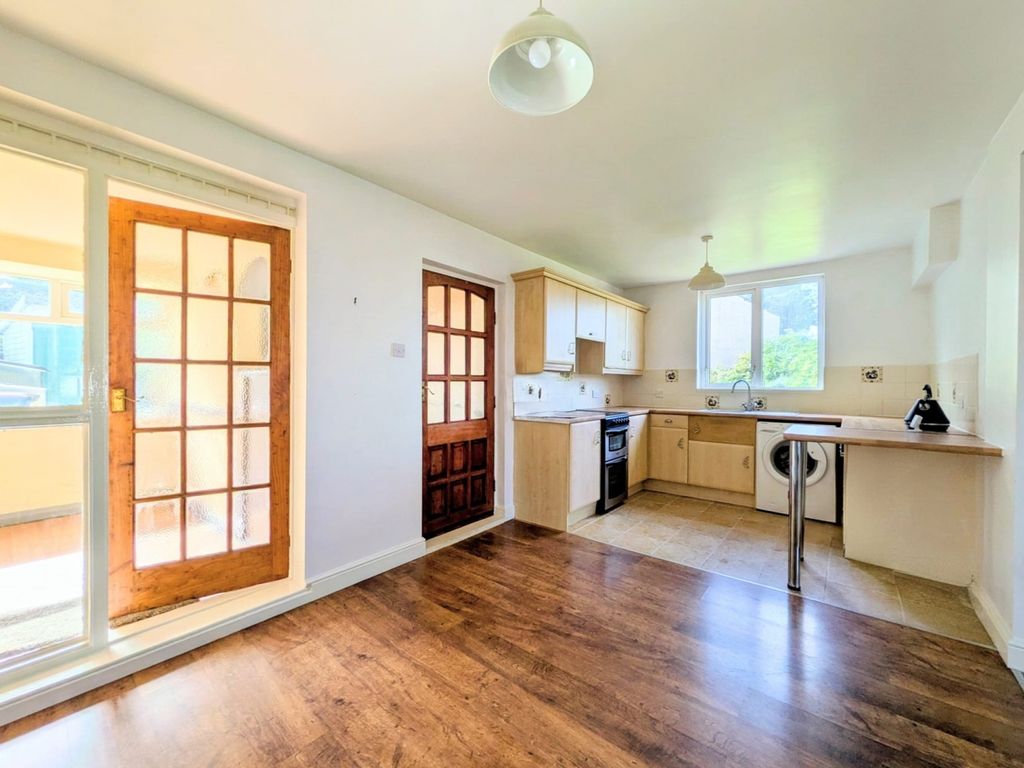 Property photo 3 of 14 8643F111-d57c-4A62-Bfa5-B4E7c0572B11