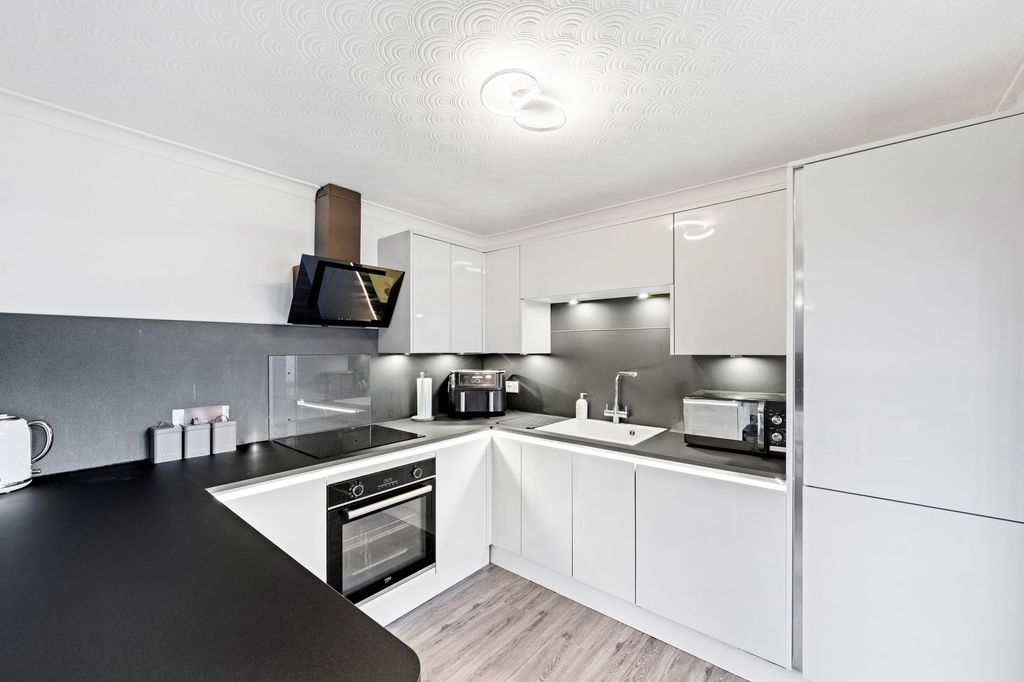 Property photo 2 of 26