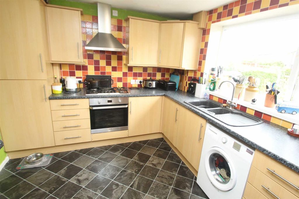 Property photo 2 of 11 Kitchen