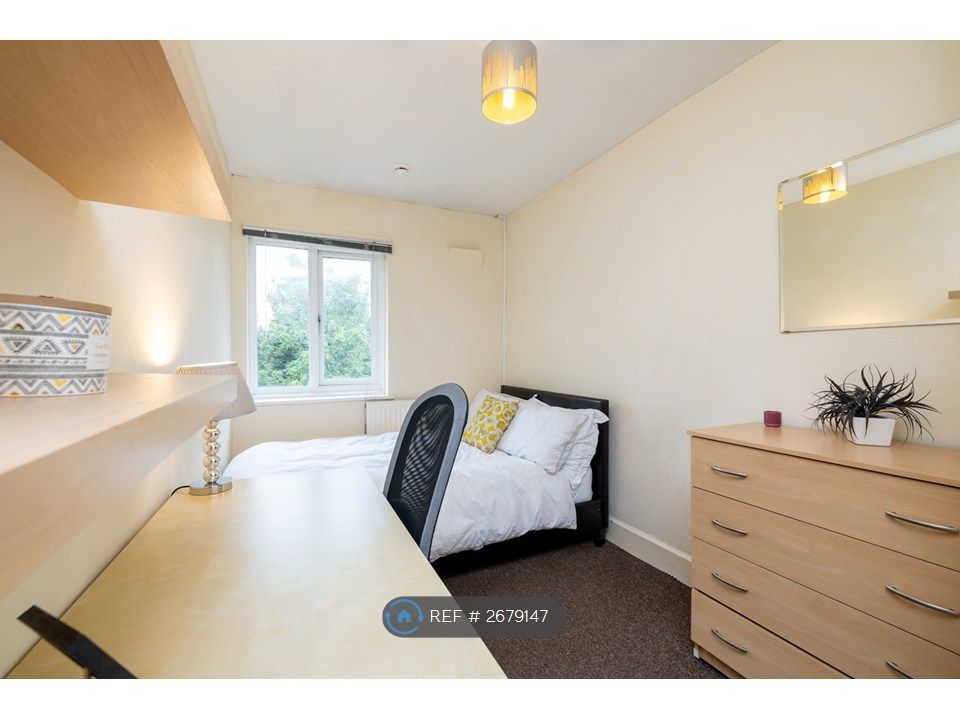 Property photo 1 of 9 Three Double Bedrooms