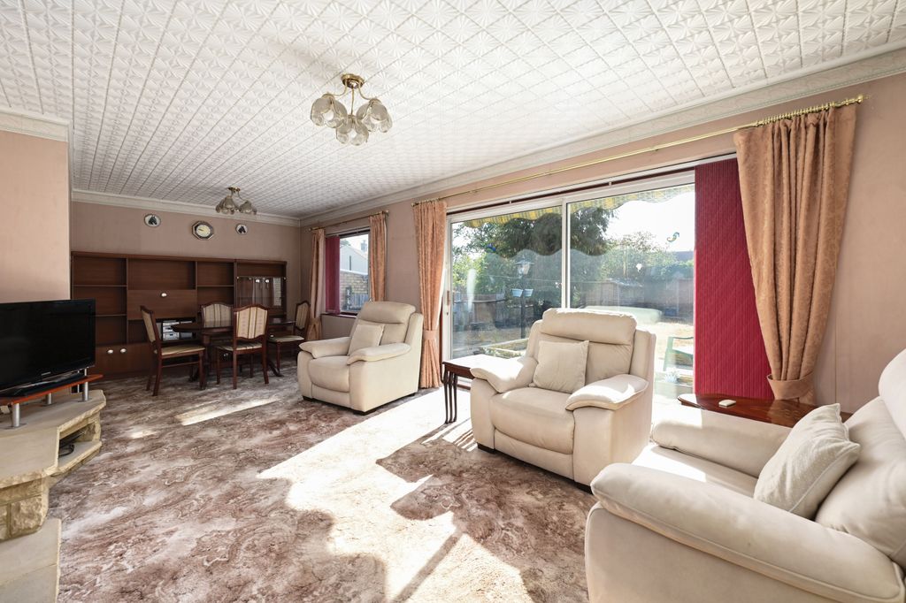 Property photo 2 of 7 77 Rosmary Gardens (1)