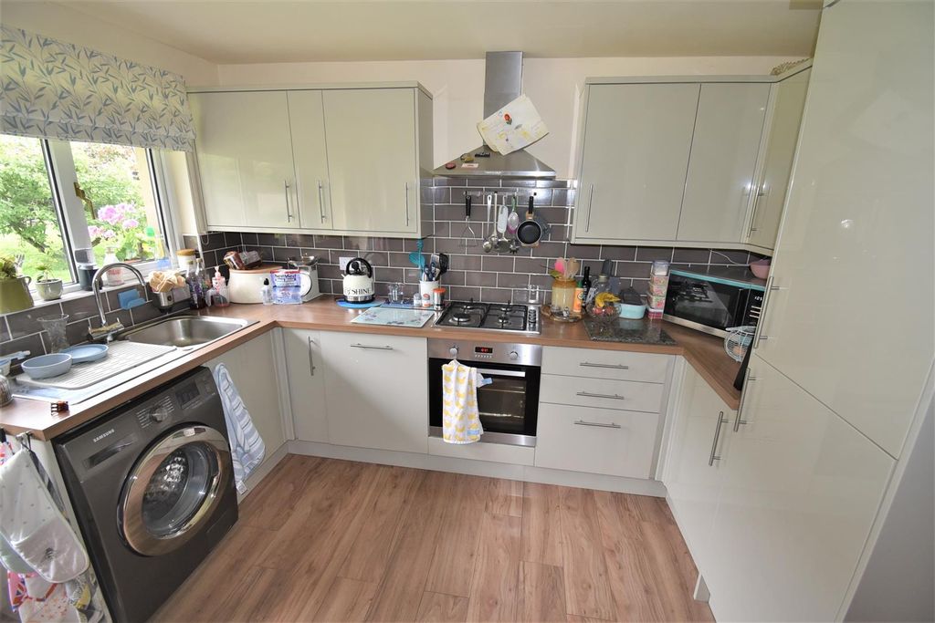 Property photo 3 of 11 Kitchen