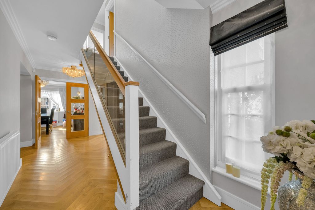 Property photo 3 of 23