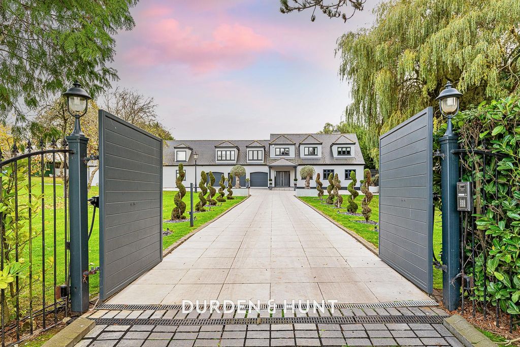 Property photo 2 of 72 Greensted-122.2.Jpg