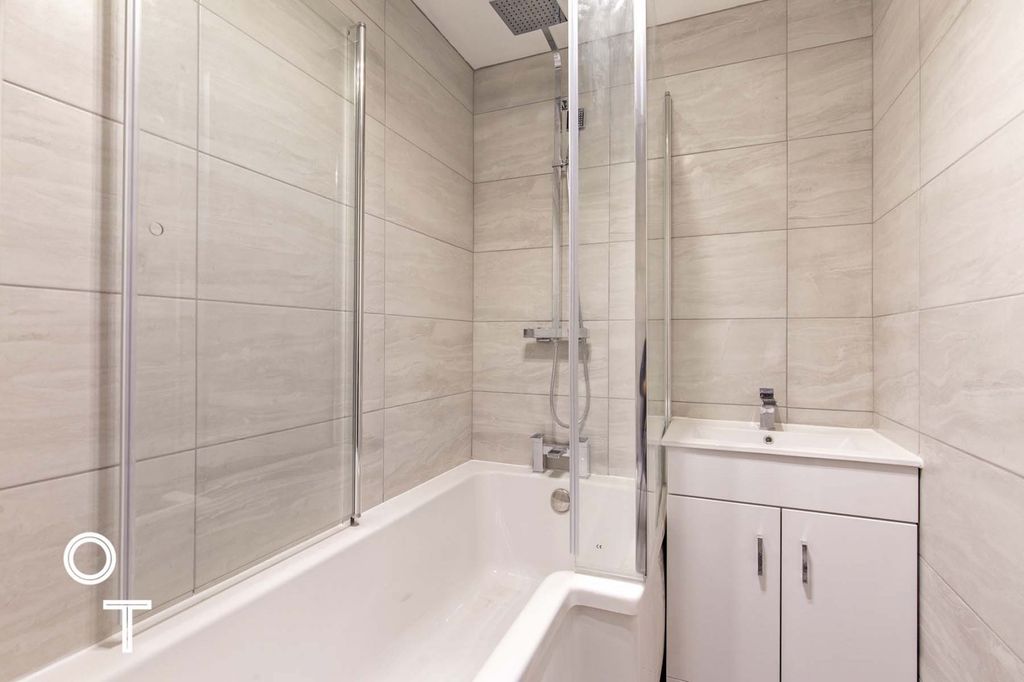 Property photo 2 of 11 Bathroom