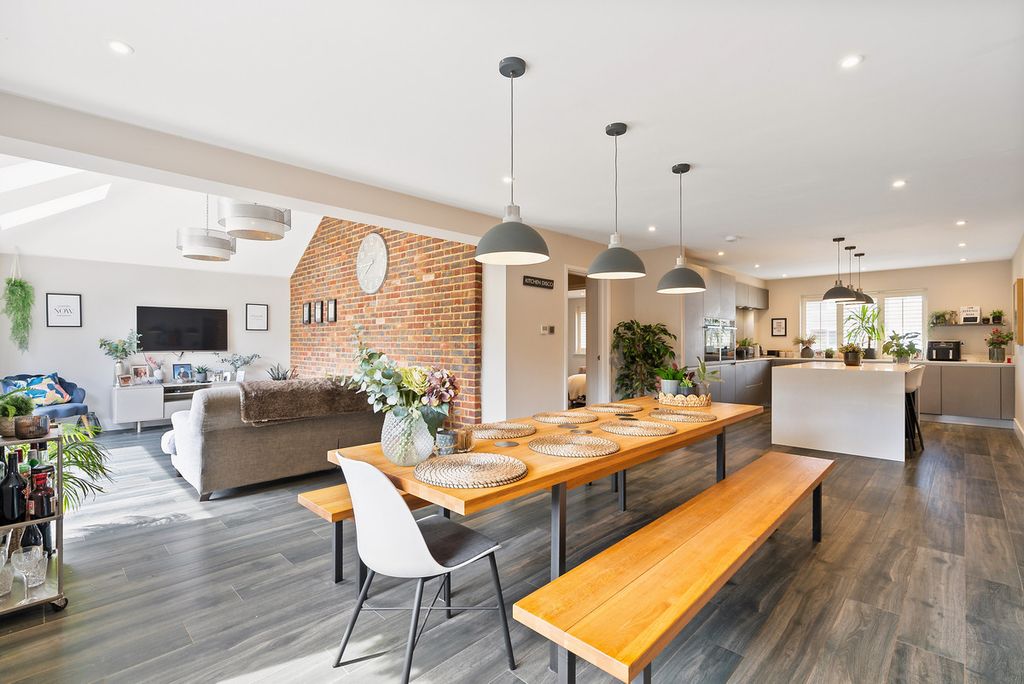 Property photo 1 of 40