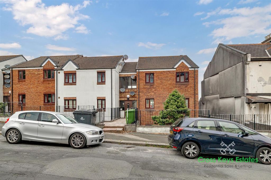 Property photo 1 of 17 Cross Keys Estates