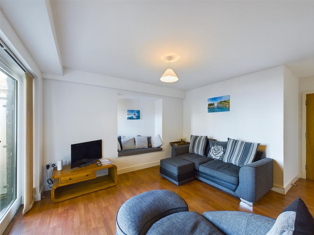 Property photo 3 of 12 Lounge