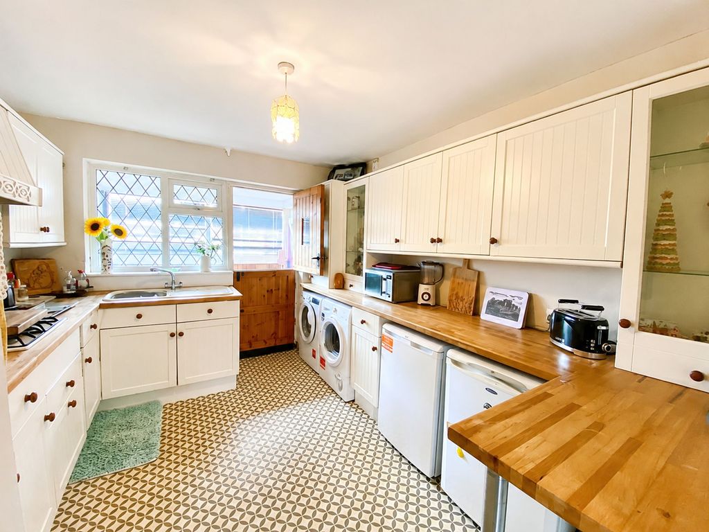 Property photo 3 of 12 Fitted Kitchen