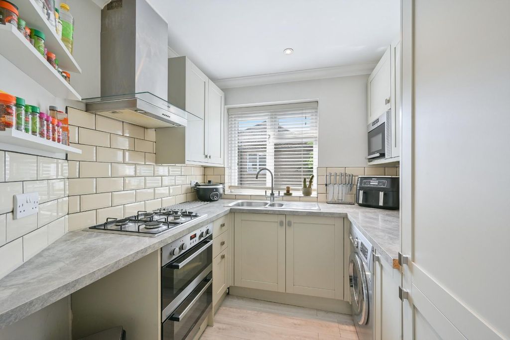 Property photo 3 of 13 St Mary's Close, (9).Jpg