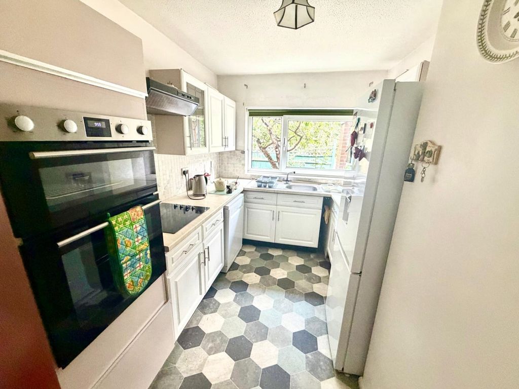 Property photo 3 of 8 Kitchen
