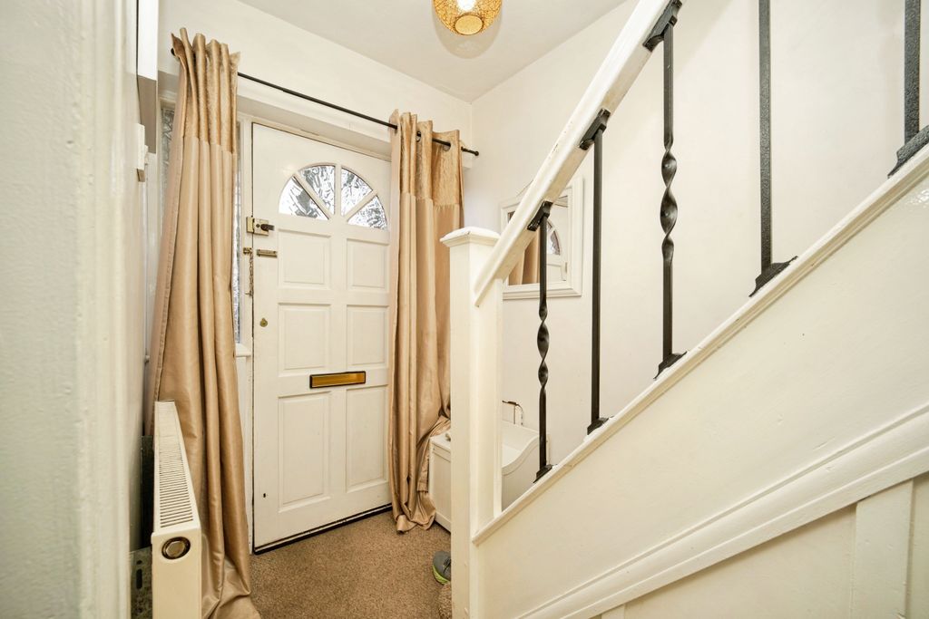 Property photo 3 of 14 Entrance Hall