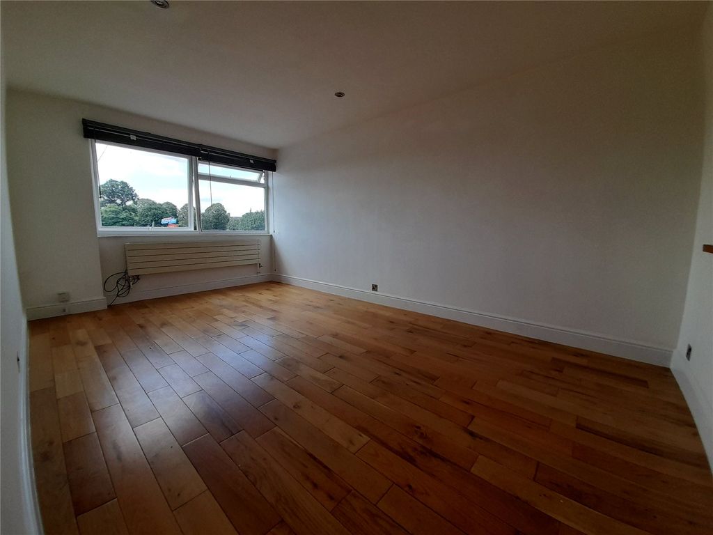 Property photo 3 of 6 Lounge