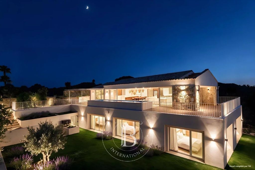 Property photo 1 of 7 Sainte-Maxime – Contemporary Sea Views Villa