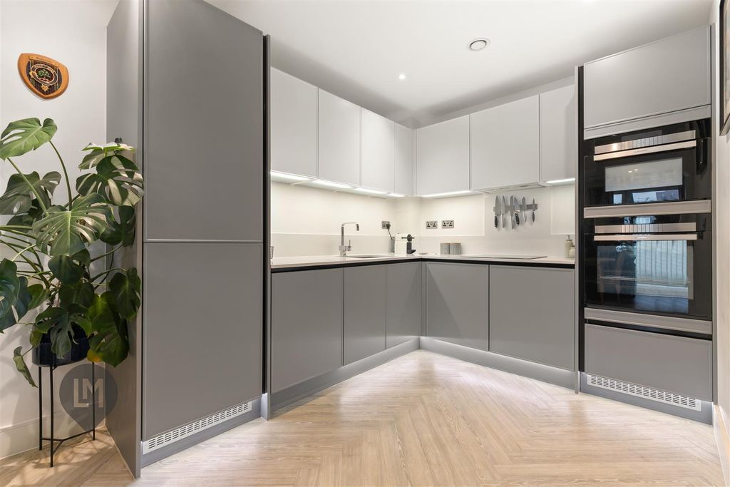 Property photo 3 of 10 Kitchen