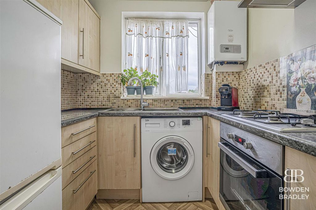 Property photo 3 of 10 Kitchen