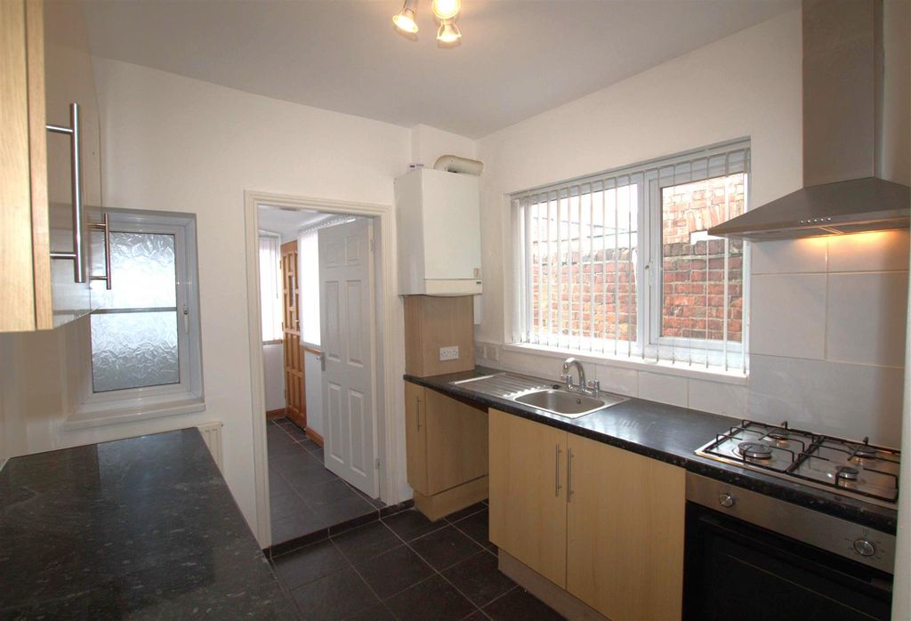 Property photo 3 of 8 Kitchen