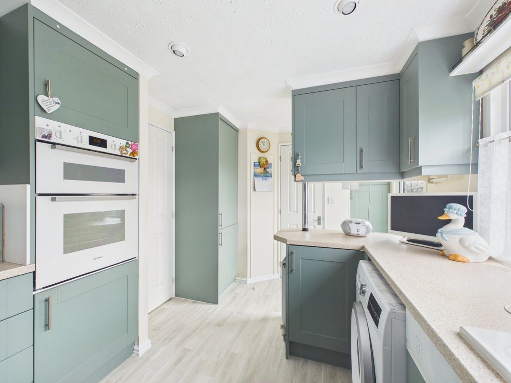 Property photo 3 of 16 Kitchen