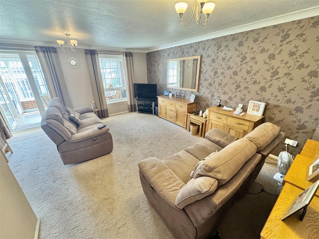 Property photo 3 of 11 Lounge