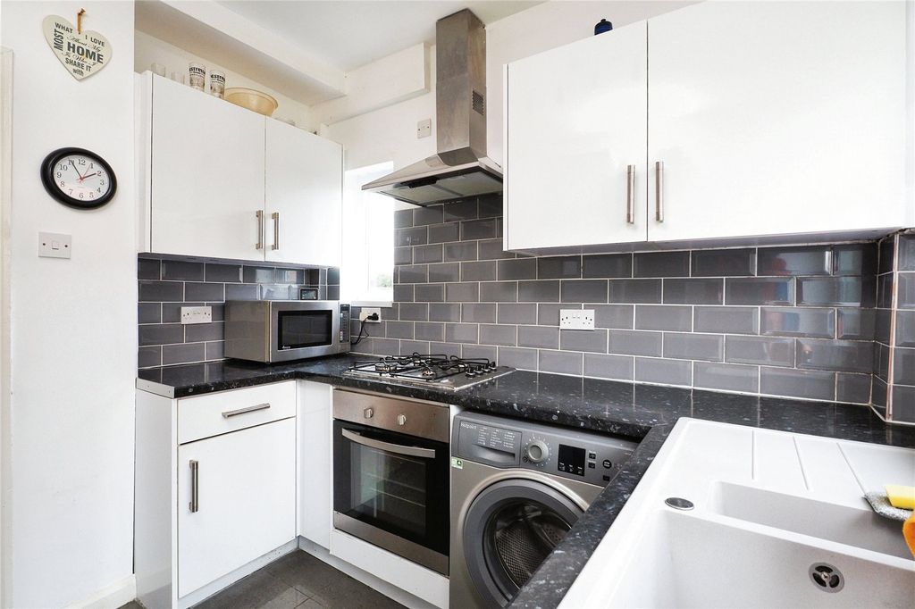Property photo 3 of 18 Kitchen