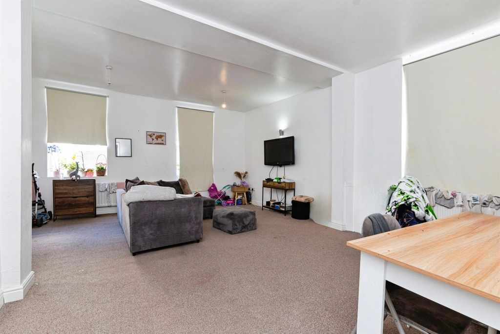 Property photo 3 of 6