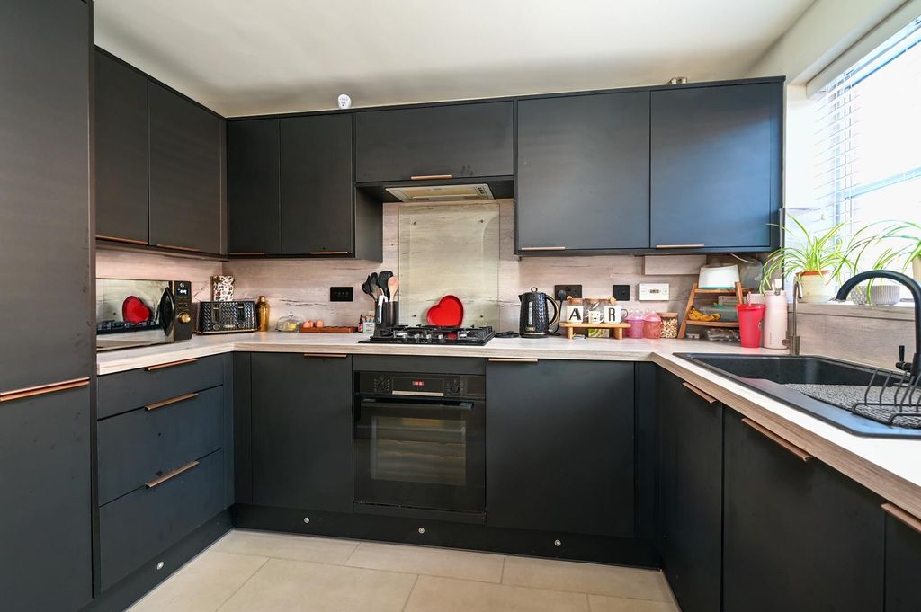 Property photo 2 of 10 Kitchen