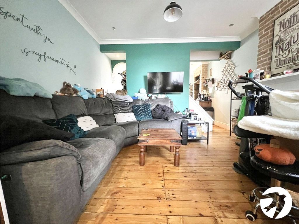 Property photo 3 of 10 Lounge