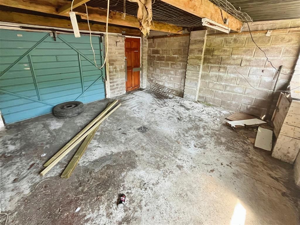 Property photo 3 of 11 Garage